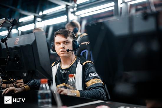 TES世界赛出征照：369笑嘻了~